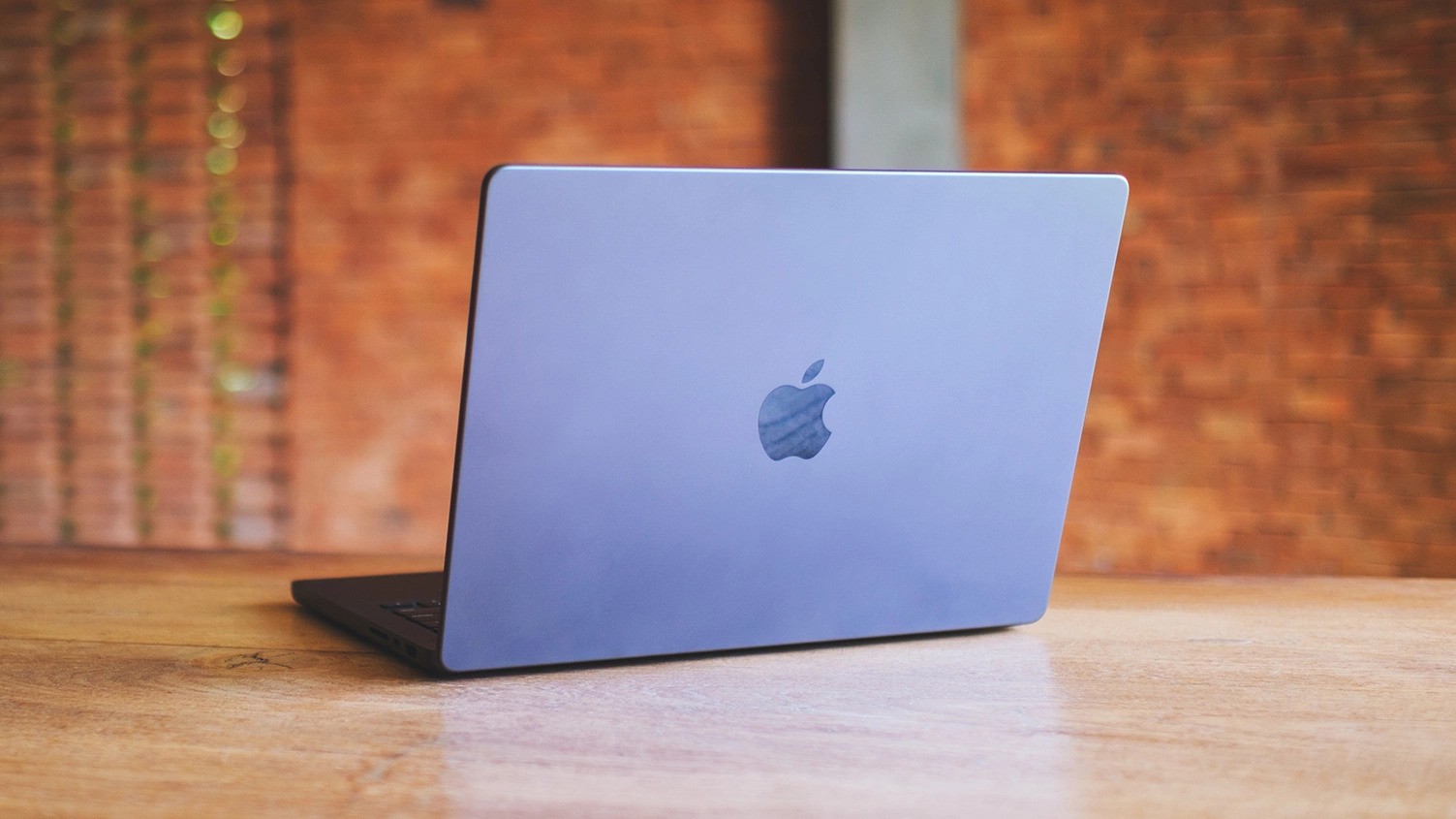 MacBook_Pro_20261 iPhone 17